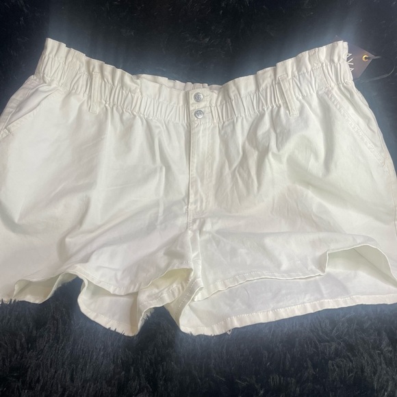 Off white nice plus size shorts with ruffled waist - Picture 1 of 4